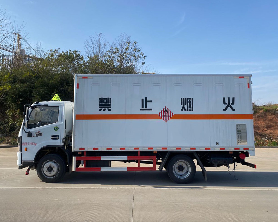 東風(fēng)多利卡D7腐蝕性物品廂式運輸車(chē)