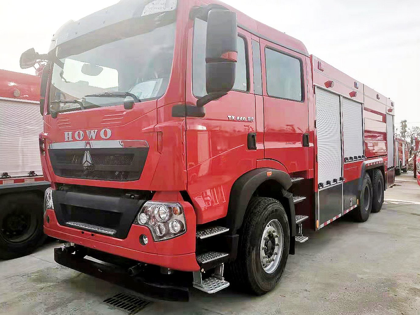 國六豪沃后雙橋干粉泡沫聯(lián)用消防車(chē)