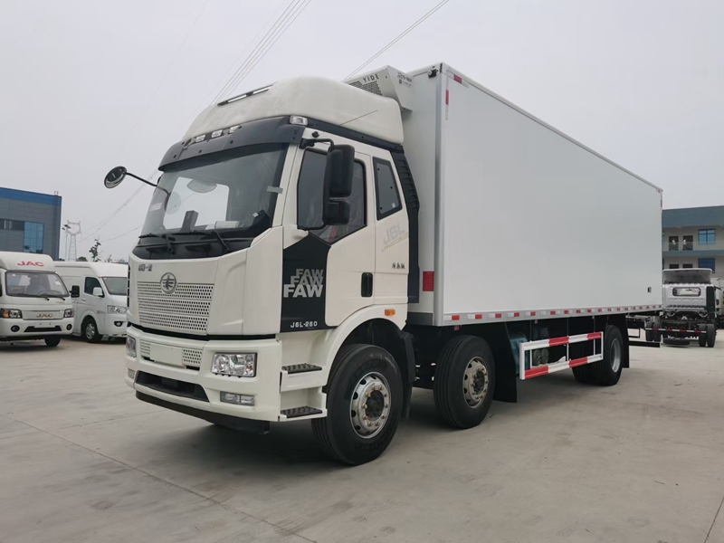 國六解放J6L小三軸冷藏車(chē)